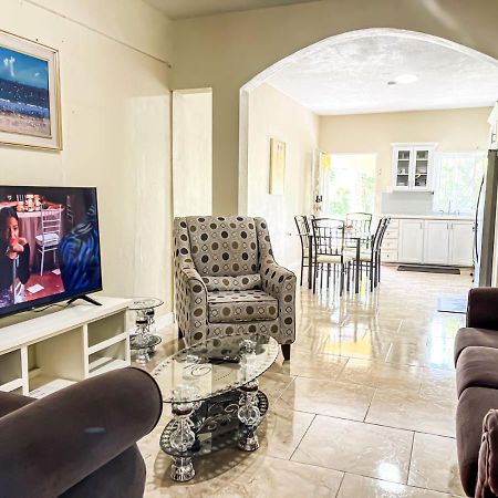 Red Hassell Manor Hotel ปอร์ตอันโตนิโอ ภายนอก รูปภาพ